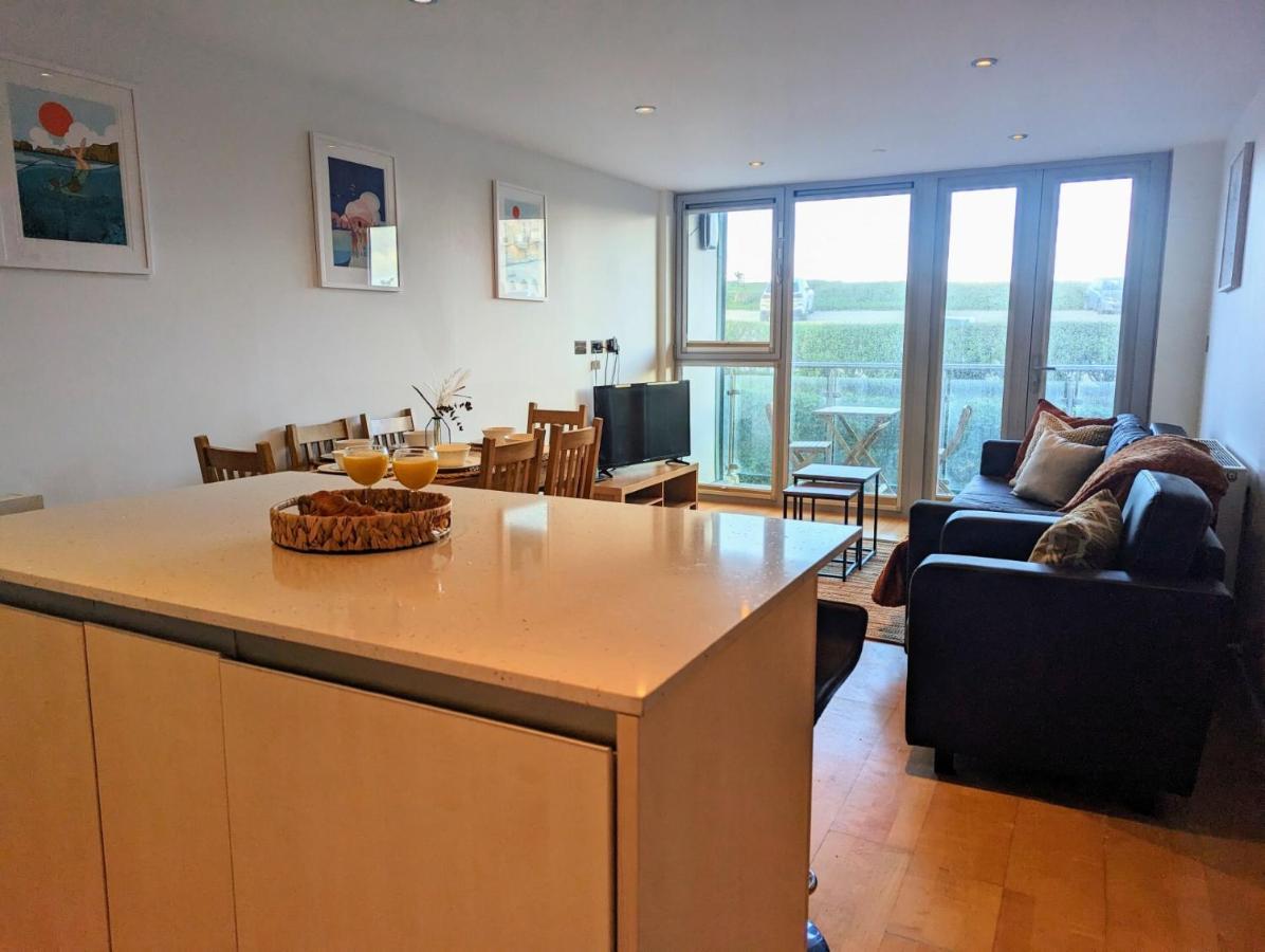 Apartment 100M From Fistral Beach- Underground Parking-Surf Shower & Locker- Sleeps 6 New Quay Exterior foto